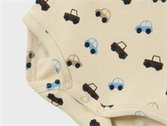 Trykknaplukning i råhvid langærmet body med print af biler fra Name It 13240587 summer sand